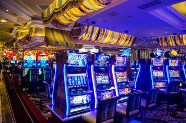 laga303 Super Sic Bo live dealer studio with three dice and betting layout